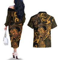 New Zealand Tuatara Couples Matching Off The Shoulder Long Sleeve Dress and Hawaiian Shirt Aotearoa Maori Clematis Flowers - Gold LT14 - Polynesian Pride