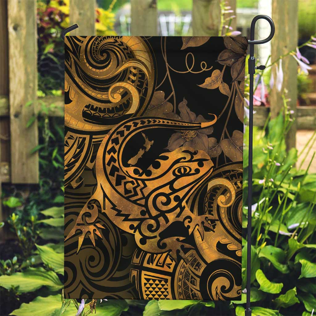New Zealand Tuatara Garden Flag Aotearoa Maori Clematis Flowers - Gold LT14 Garden Flag Gold - Polynesian Pride