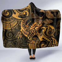 New Zealand Tuatara Hooded Blanket Aotearoa Maori Clematis Flowers - Gold LT14 One Size Gold - Polynesian Pride