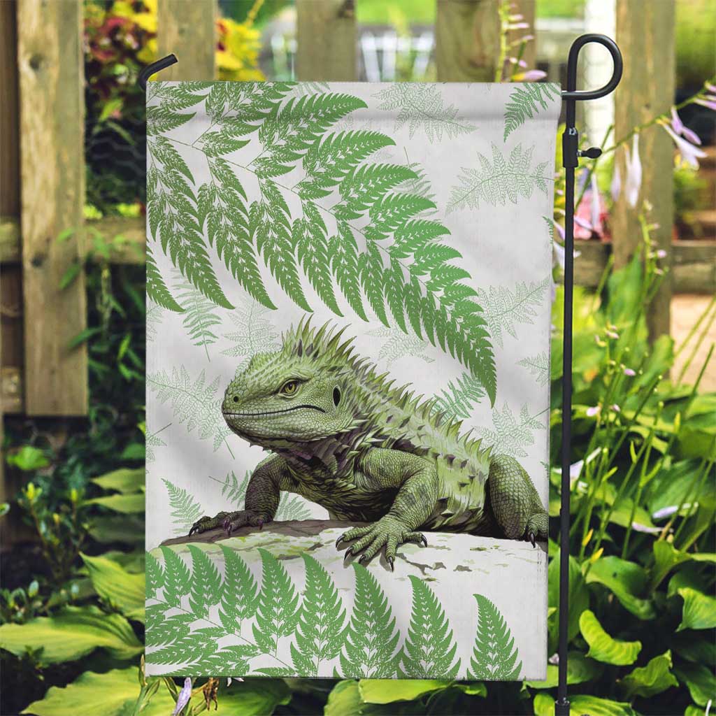 Green New Zealand Tuatara Garden Flag Aotearoa Sphenodon Punctatus Silver Fern LT14 Garden Flag Green - Polynesian Pride