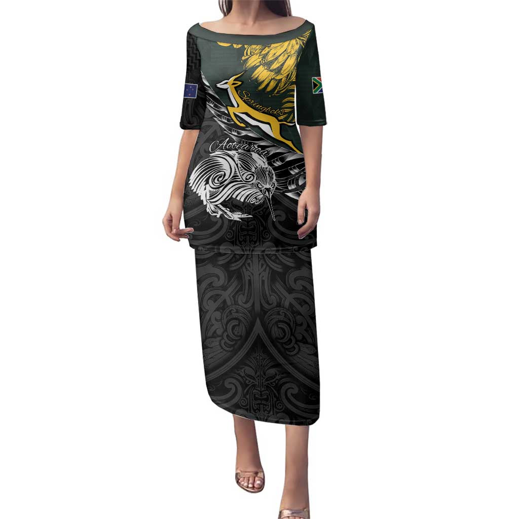 New Zealand and South Africa Rugby Personalised Family Matching Puletasi and Hawaiian Shirt Maori Kiwi With Springboks LT15 Mom's Dress Black - Polynesian Pride