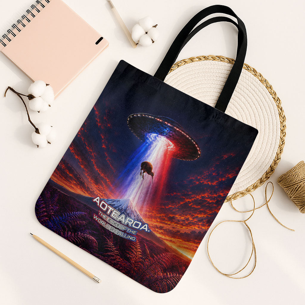 New Zealand Aotearoa Kiwi UFO Tote Bag Sci-Fi Galaxy Sunset Sky Tower And Mountain TS04 Black Strap One Size Blue Red - Polynesian Pride