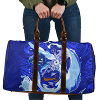 Chuuk Micronesian Roots Travel Bag Polynesian Tribal Pattern Hibiscus Flower And Stingray Art TS04 Blue White - Polynesian Pride