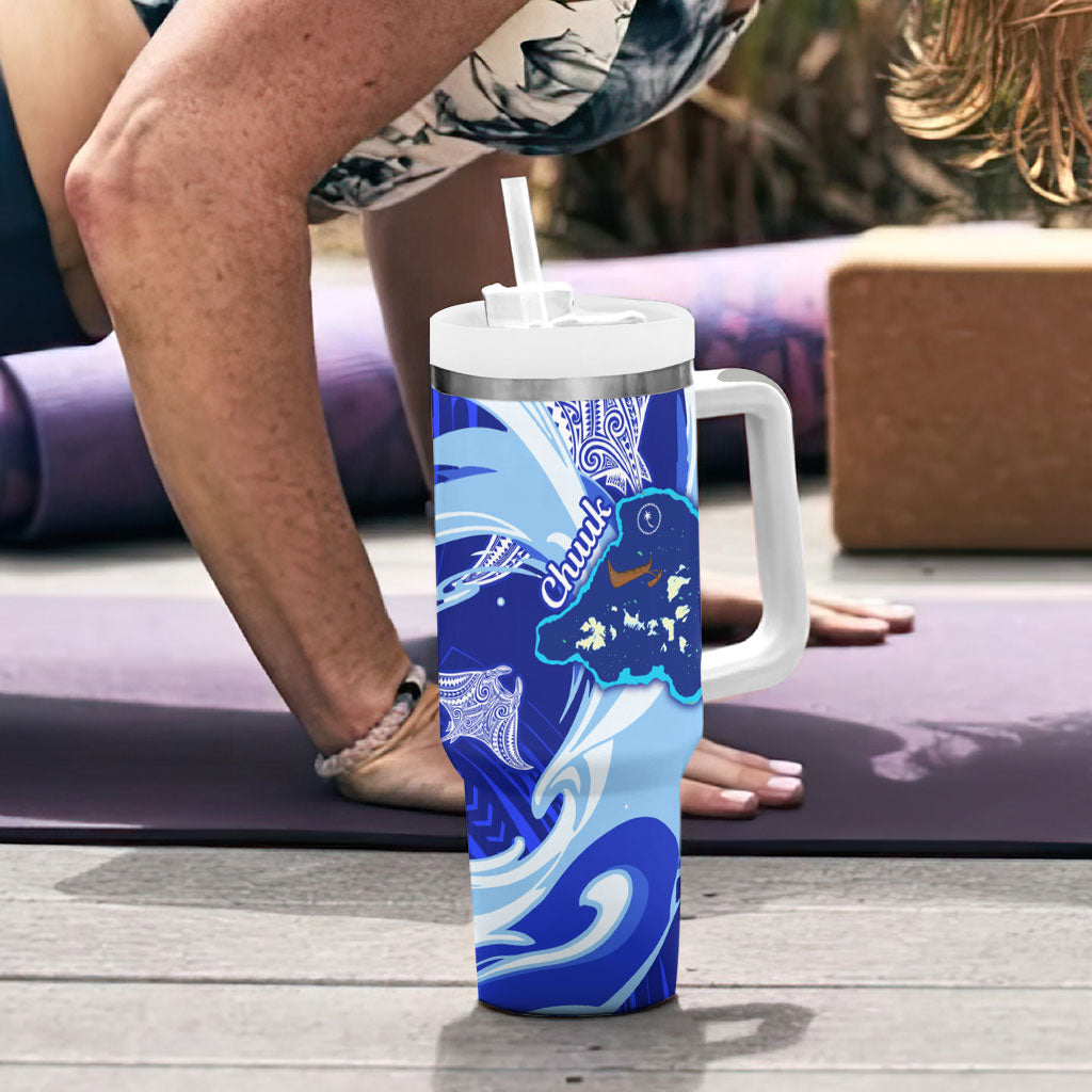 Chuuk Micronesian Roots Tumbler With Handle Polynesian Tribal Pattern Hibiscus Flower And Stingray Art TS04 - Polynesian Pride