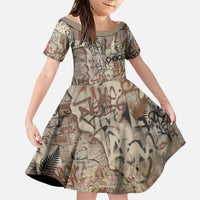 Choice Bro Graffiti Handshake Family Matching Puletasi and Hawaiian Shirt New Zealand Slang Fern Brick Wall and Urban Street Art TS04 Daughter's Dress Multicolor - Polynesian Pride